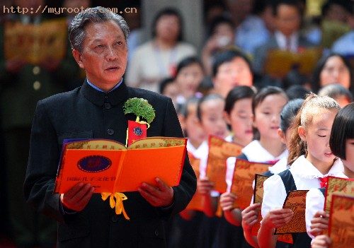 9月28日,孔子后人孔祥楷在祭孔典礼上朗诵《论语》。 